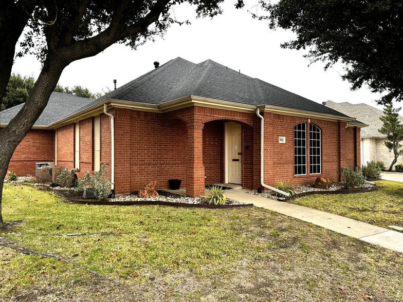 702 Hunters Row Ct, Mansfield, TX à louer - Photo de l’immeuble – Image 3 sur 23