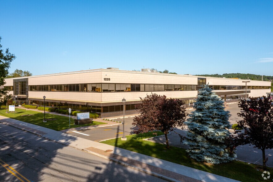 1225 McBride Ave, Woodland Park, NJ à louer - Photo de l’immeuble – Image 3 sur 5