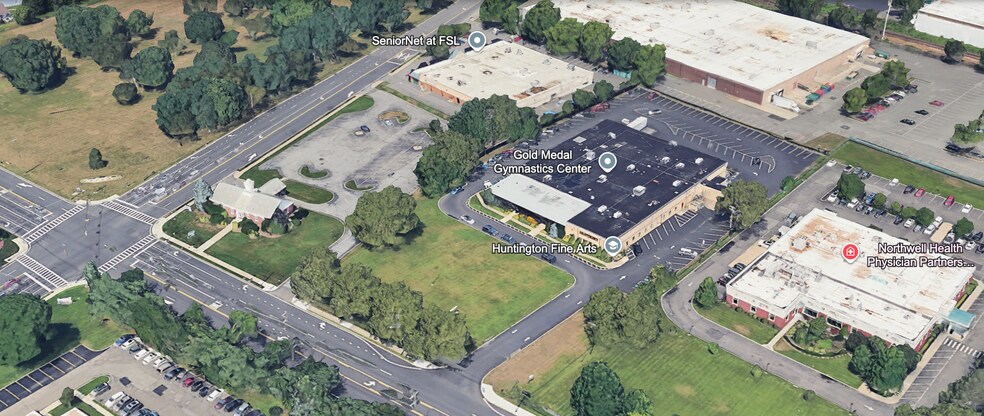266 Pulaski Rd, Greenlawn, NY à louer - Photo de l’immeuble – Image 3 sur 5