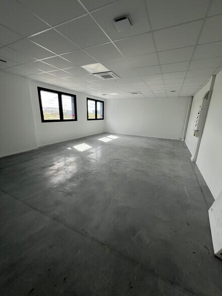 Bureau dans DOUVRES-LA-DÉLIVRANDE à louer - Photo intérieure – Image 1 sur 9