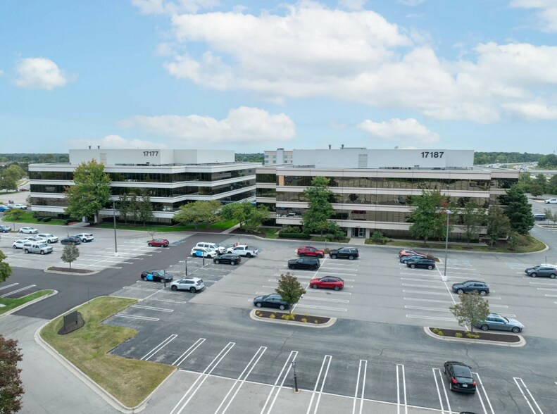 17187 N Laurel Park Dr, Livonia, MI à louer - Photo de l’immeuble – Image 3 sur 6