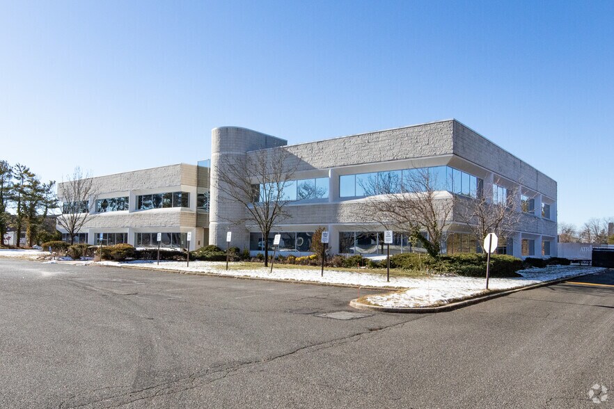 80 Orville Dr, Bohemia, NY à louer - Photo de l’immeuble – Image 2 sur 3
