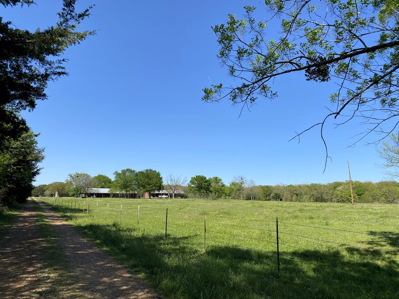 1900 County Road 33900, Powderly, TX à vendre - Photo principale – Image 1 sur 58
