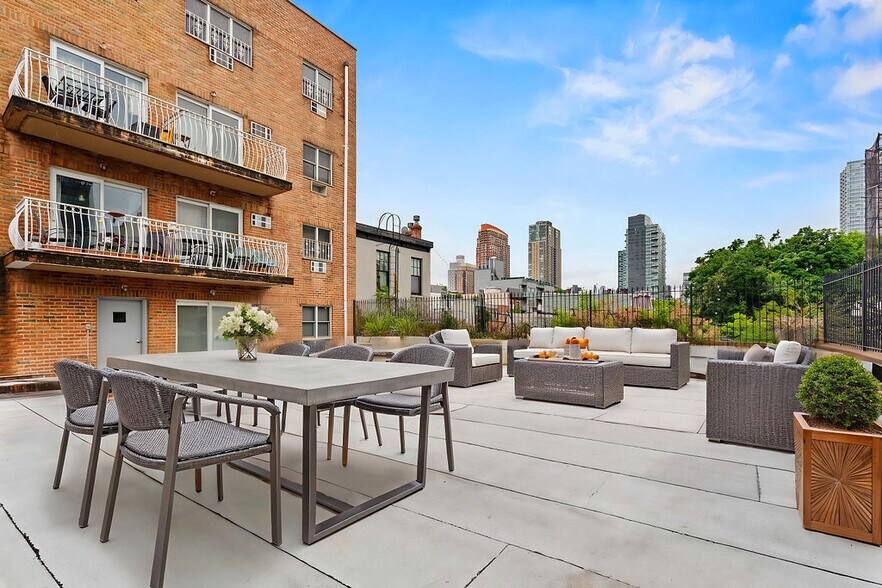 1043 47th Ave, Long Island City, NY à vendre - Photo de l’immeuble – Image 3 sur 11