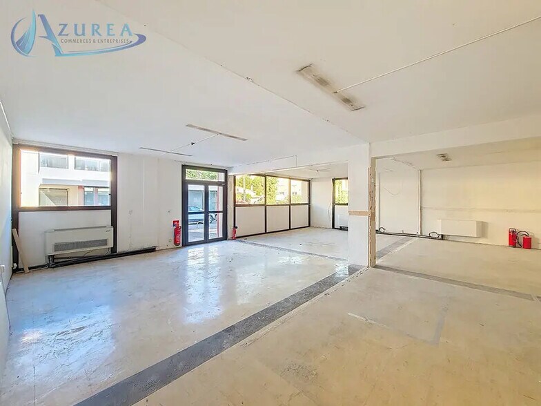 Local commercial dans Saint-Laurent-du-Var à louer - Photo de l’immeuble – Image 1 sur 6