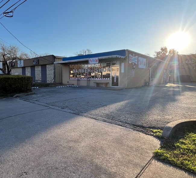 6805 Guadalupe St. Building 1 & 2 portefeuille de 2 biens à vendre sur LoopNet.fr - Photo principale – Image 1 sur 5