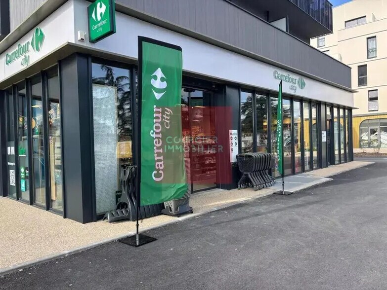 Local commercial dans Plaisir à vendre - Photo de l’immeuble – Image 3 sur 9