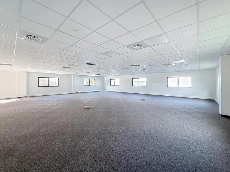 Bureau dans Bourgoin-Jallieu à louer - Photo de l’immeuble – Image 3 sur 16