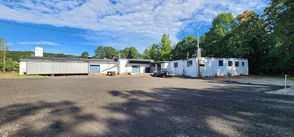 15 Nutmeg Valley Rd, Wolcott, CT à louer - Photo de l’immeuble – Image 1 sur 8