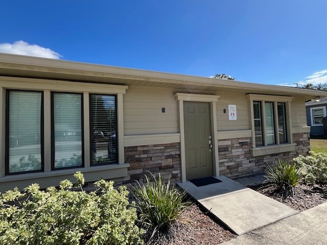 205 Ridgewood Ave, Brandon, FL à louer - Photo de l’immeuble – Image 3 sur 25