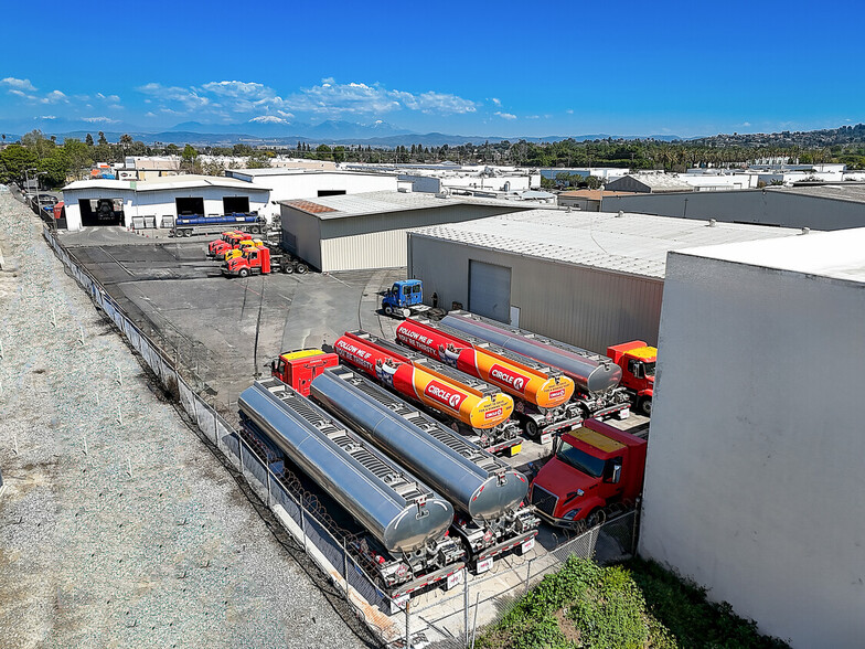 320 W Freedom Ave, Orange, CA à louer - Photo de l’immeuble – Image 2 sur 6
