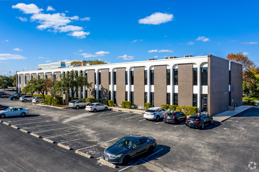 4400 NW Loop 410, San Antonio, TX à louer - Photo de l’immeuble – Image 1 sur 33