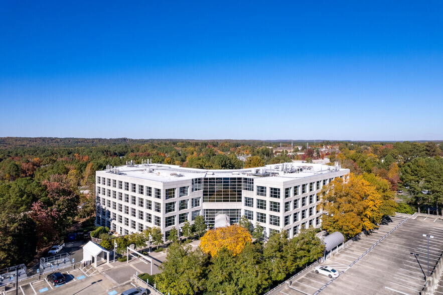 100 Europa Dr, Chapel Hill, NC à louer - Photo de l’immeuble – Image 2 sur 5