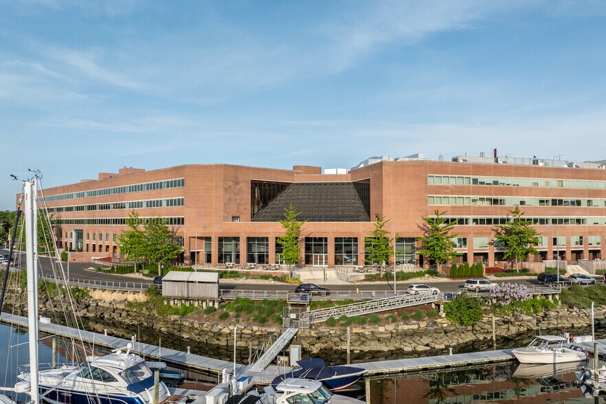 208 Harbor Dr, Stamford, CT à louer - Photo de l’immeuble – Image 1 sur 9