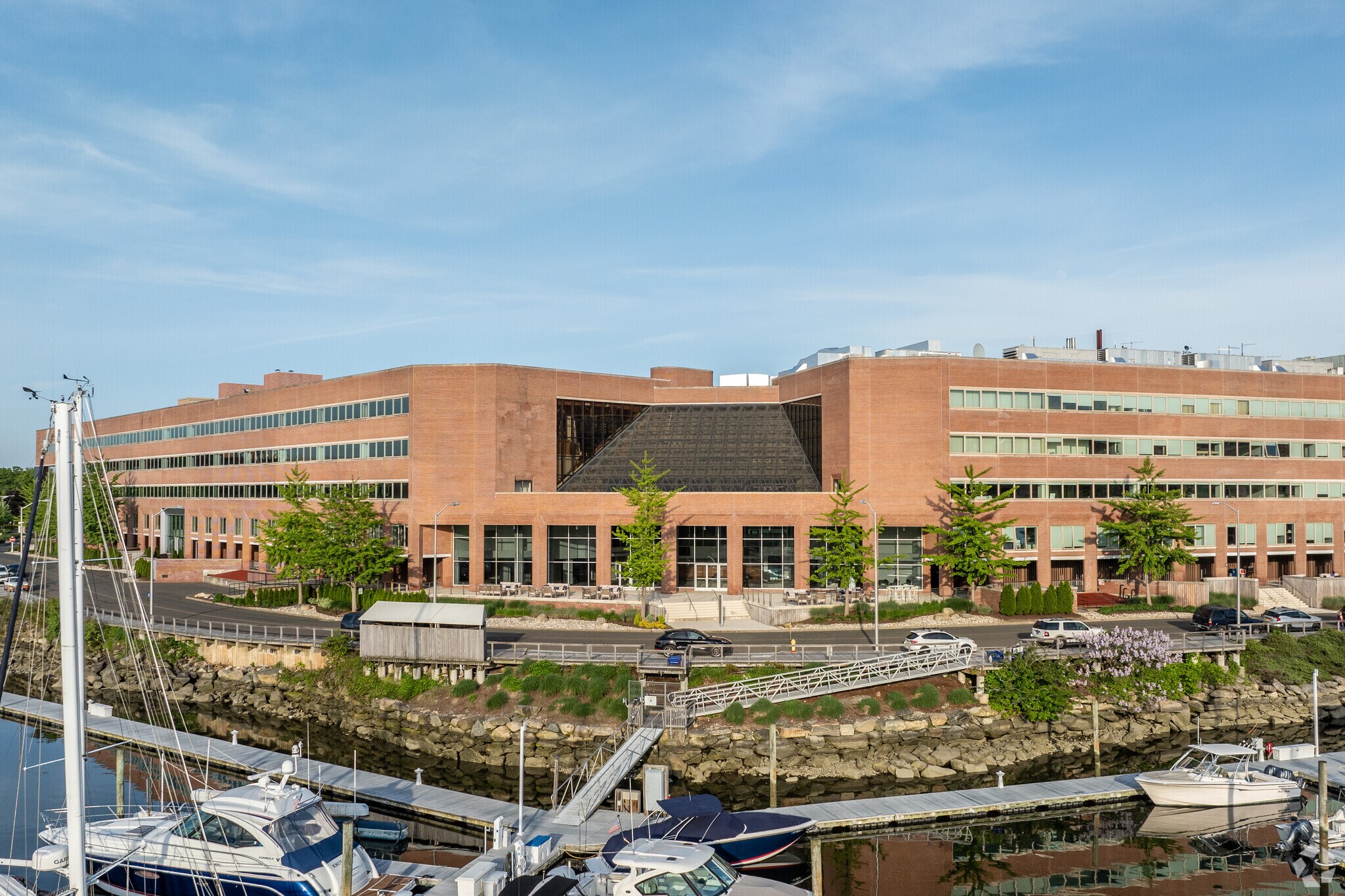208 Harbor Dr, Stamford, CT à louer Photo de l’immeuble– Image 1 sur 11