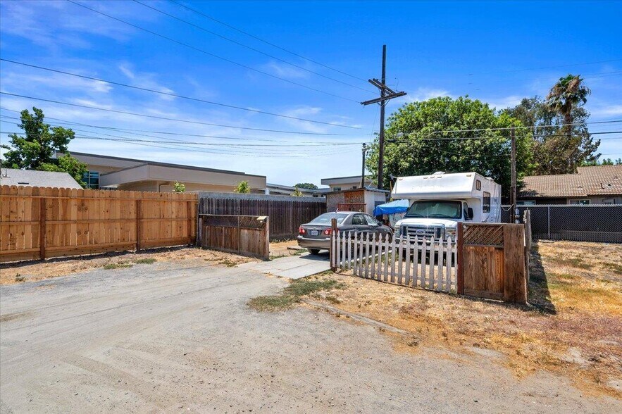 923 Goleta Way, Hanford, CA portefeuille de 3 biens à vendre sur LoopNet.fr - Photo de l’immeuble – Image 3 sur 19