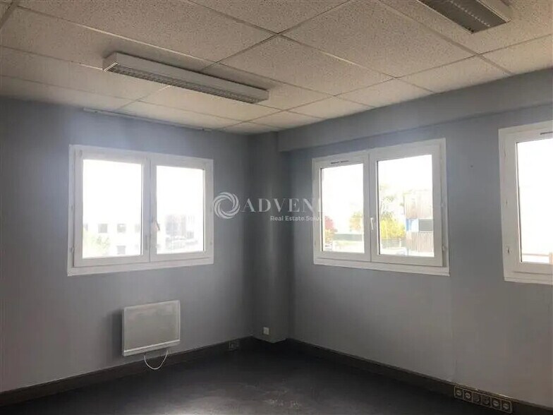 Bureau dans Le Perray-en-Yvelines à louer - Photo de l’immeuble – Image 3 sur 5