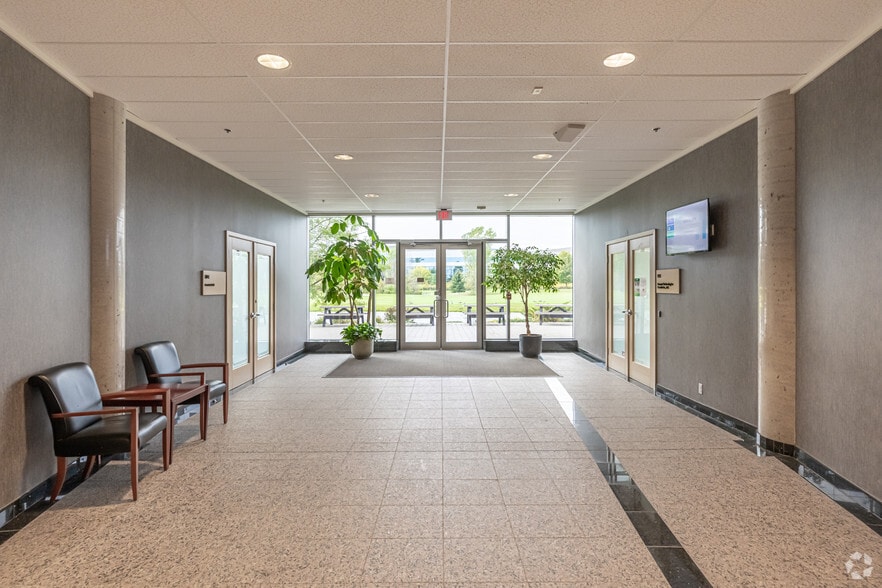 303 Terry Fox Dr, Ottawa, ON à louer - Hall d’entrée – Image 2 sur 2