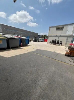 Industriel/Logistique dans Fréjus à louer - Photo de l’immeuble – Image 3 sur 5