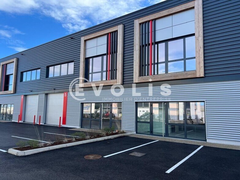 6 Rue De Bretagne, Saint-Quentin-Fallavier à louer - Photo de l’immeuble – Image 1 sur 20