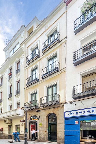 Immeuble residentiel dans Madrid, Madrid à vendre - Photo principale – Image 1 sur 2