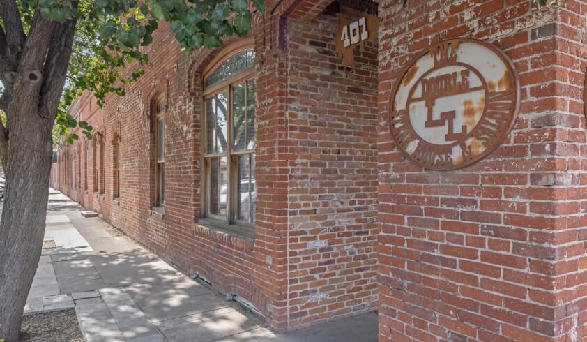 401 E Center Ave, Visalia, CA à vendre - Photo de l’immeuble – Image 2 sur 4