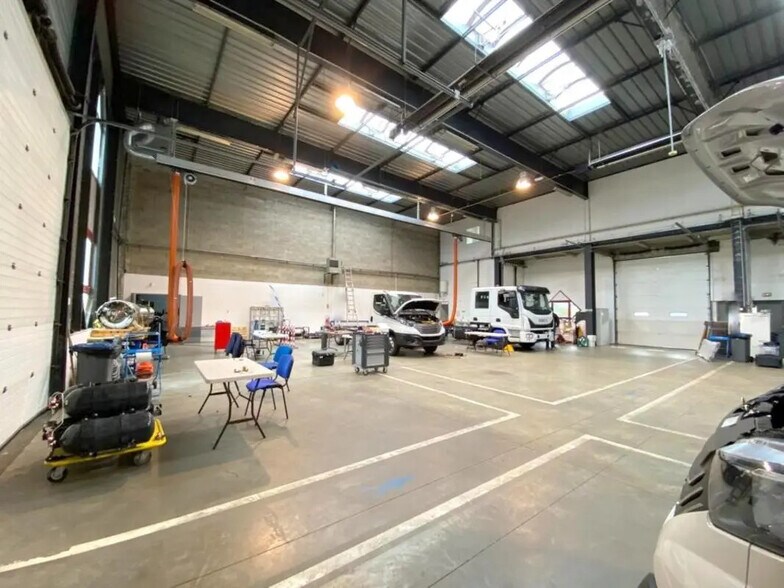 Local d’activités dans Élancourt à louer - Photo de l’immeuble – Image 2 sur 14
