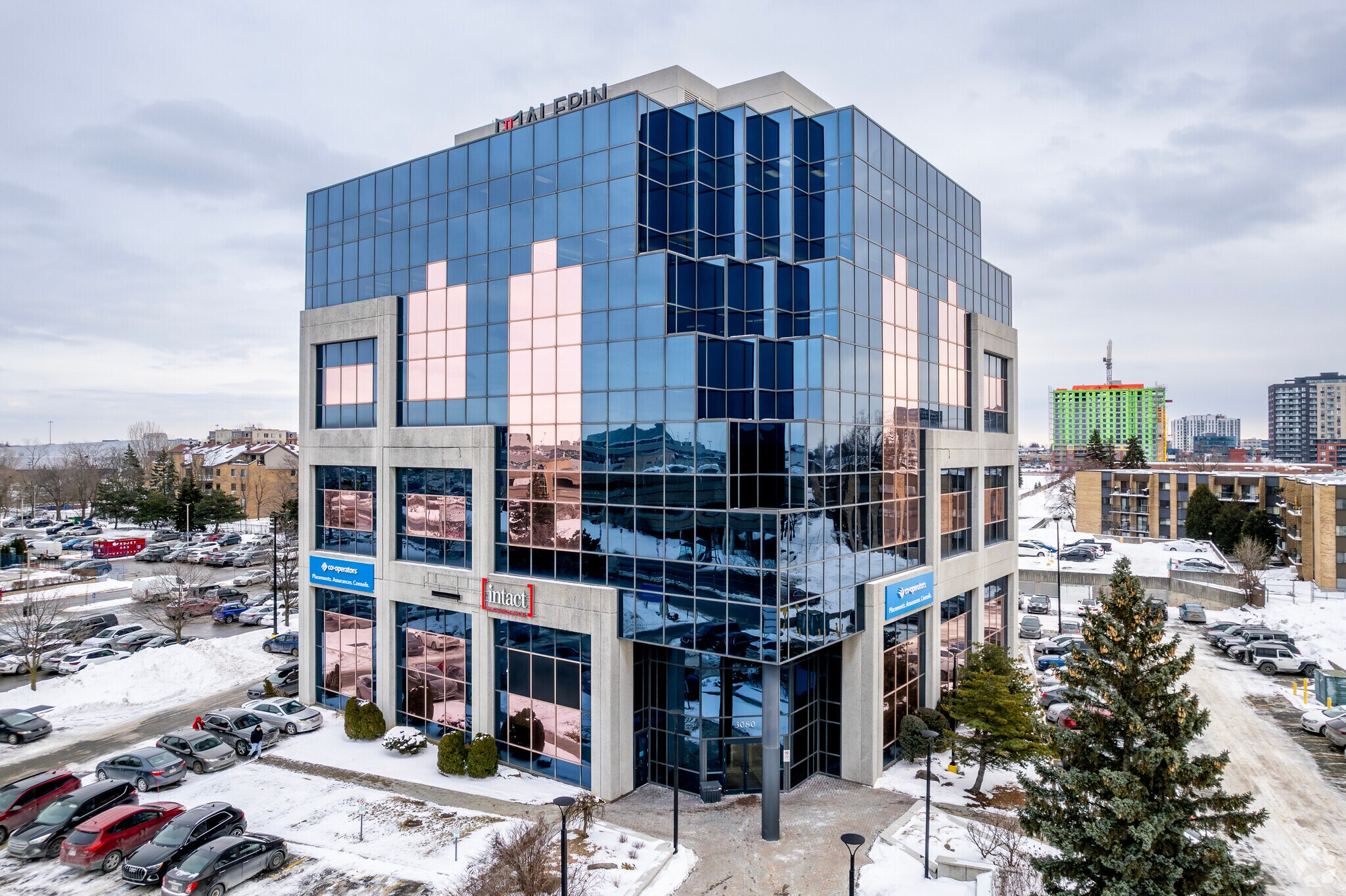 3080 Boul Le Carrefour, Laval, QC à louer Photo principale– Image 1 sur 9