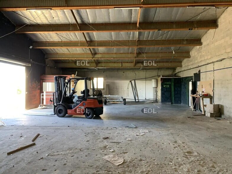 Local d'activités dans Peyrolles-en-Provence à vendre - Photo de l’immeuble – Image 1 sur 5