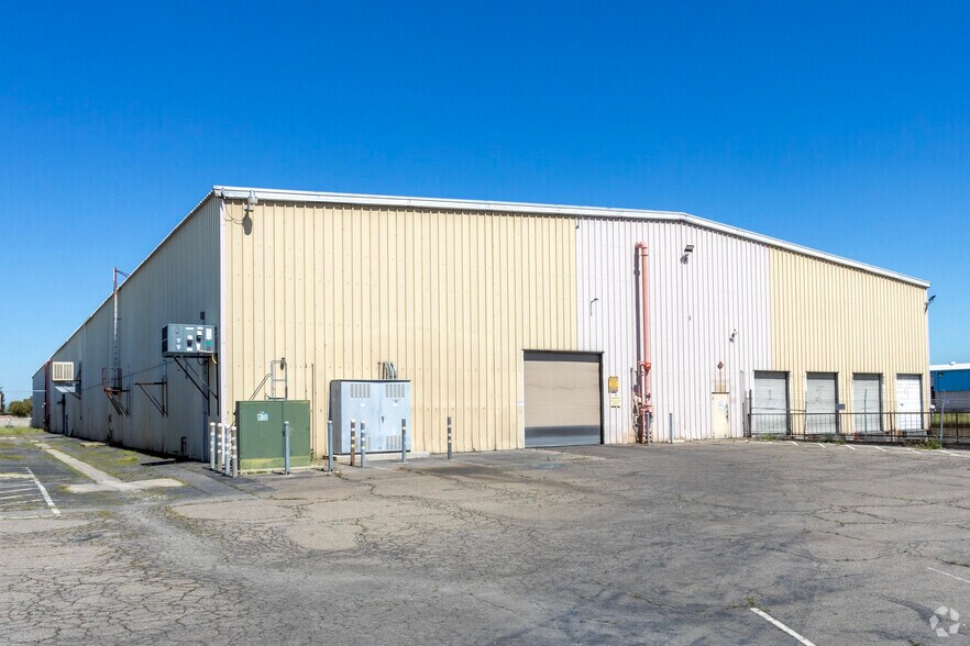 5715 E Fountain Way, Fresno, CA à vendre - Photo principale – Image 1 sur 4