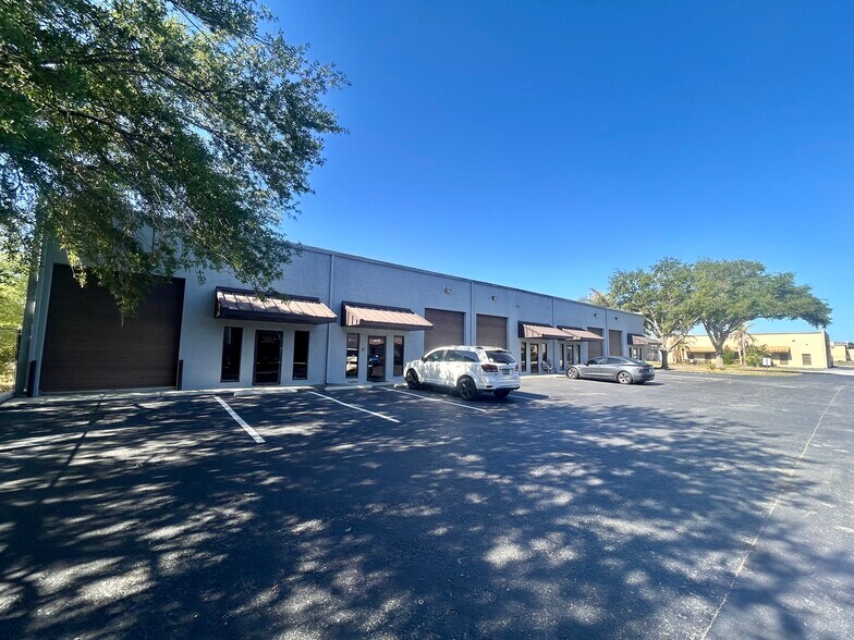 18748 Titus Rd, Hudson, FL à louer - Photo de l’immeuble – Image 1 sur 8