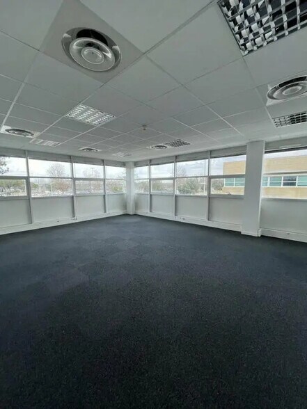 Bureau dans Mérignac à louer - Photo de l’immeuble – Image 2 sur 9