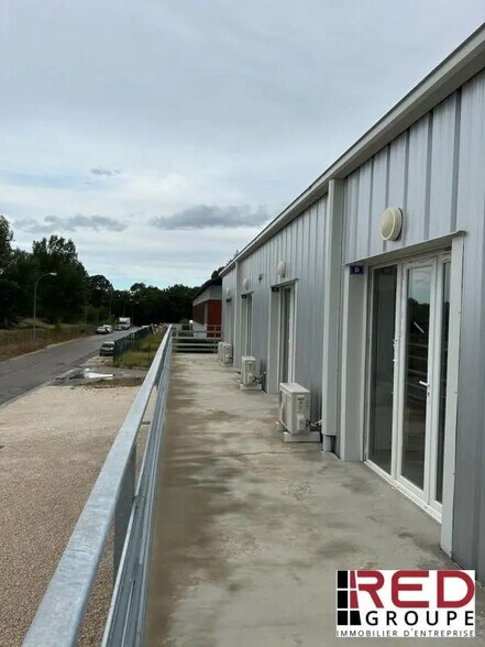 Bureau dans CHÂTEAUNEUF-LE-ROUGE à louer - Photo de l’immeuble – Image 2 sur 5