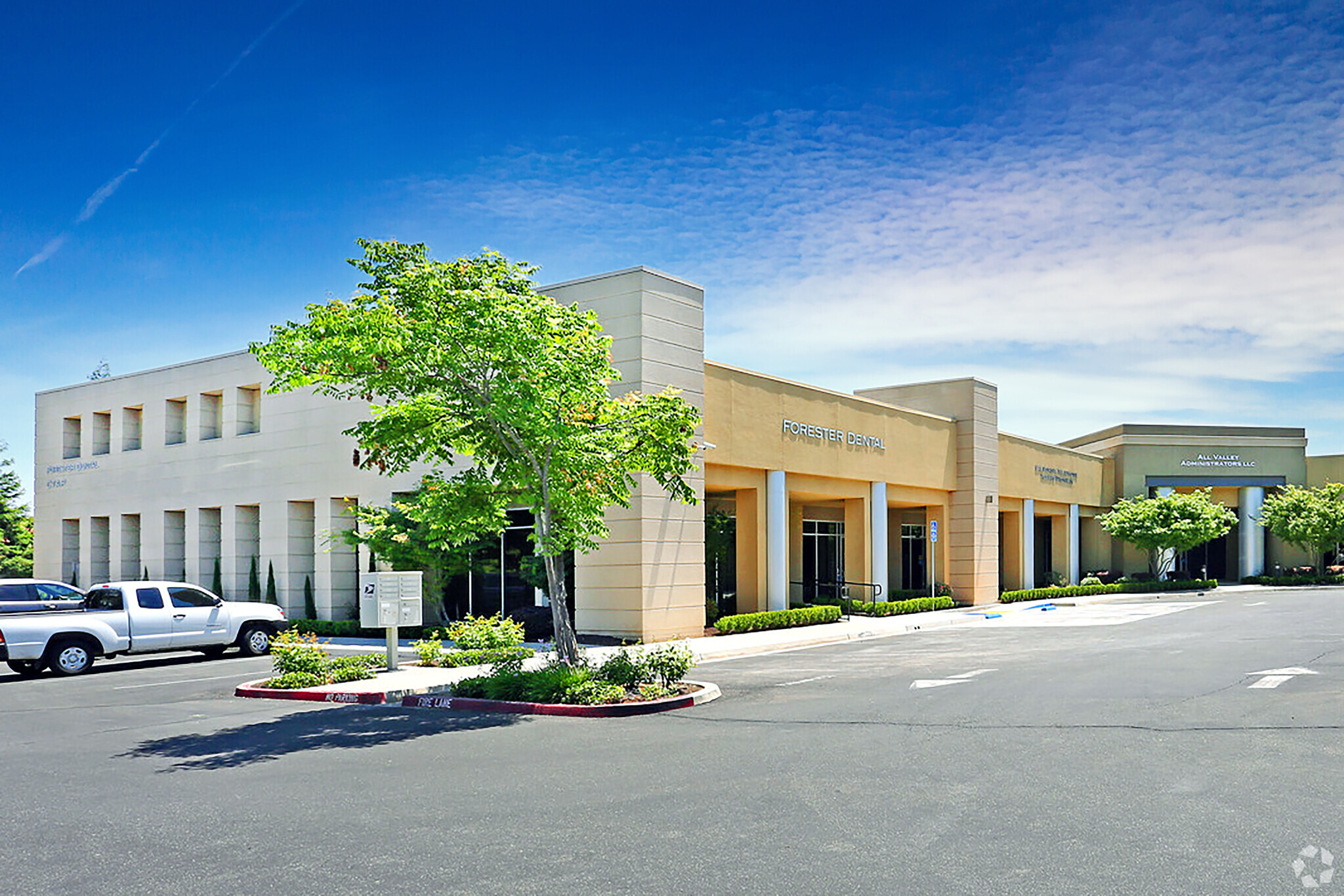 7525 N Cedar Ave, Fresno, CA à louer Photo principale– Image 1 sur 8