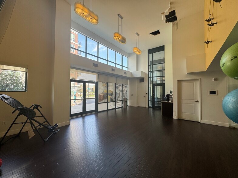 121 Towne St, Stamford, CT à louer - Photo intérieure – Image 2 sur 98