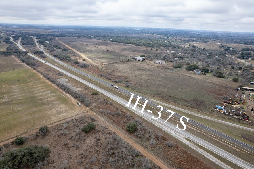 350 Ridgeview Dr, Pleasanton, TX à vendre - Photo de l’immeuble – Image 2 sur 15