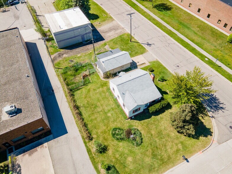 1816 Larchwood Dr, Troy, MI à vendre - Photo de l’immeuble – Image 2 sur 16