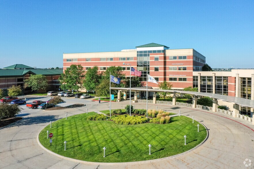 16909 Lakeside Hills Ct, Omaha, NE à louer - Photo de l’immeuble – Image 2 sur 19