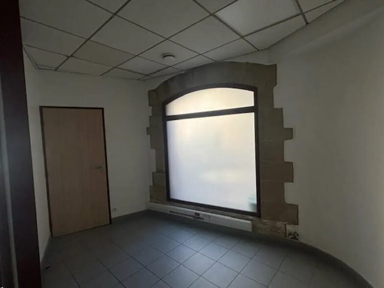 Local commercial dans Pélissanne à louer - Photo de l’immeuble – Image 3 sur 11