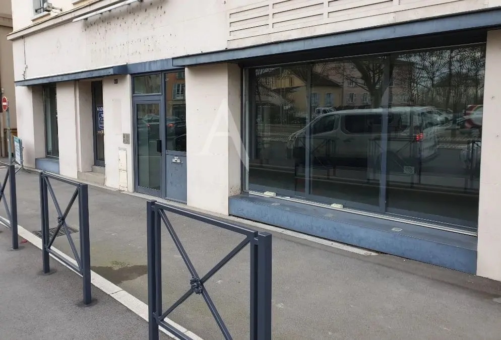 Local commercial dans  à vendre Photo de l’immeuble– Image 1 sur 13