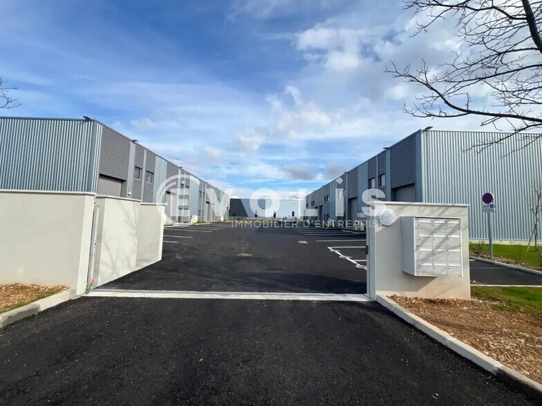 Local d'activités dans Saint-Vulbas à vendre - Photo de l’immeuble – Image 3 sur 22