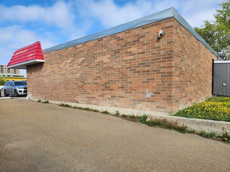 208 Railway Ave E, Drumheller, AB à vendre - Photo de l’immeuble – Image 3 sur 24