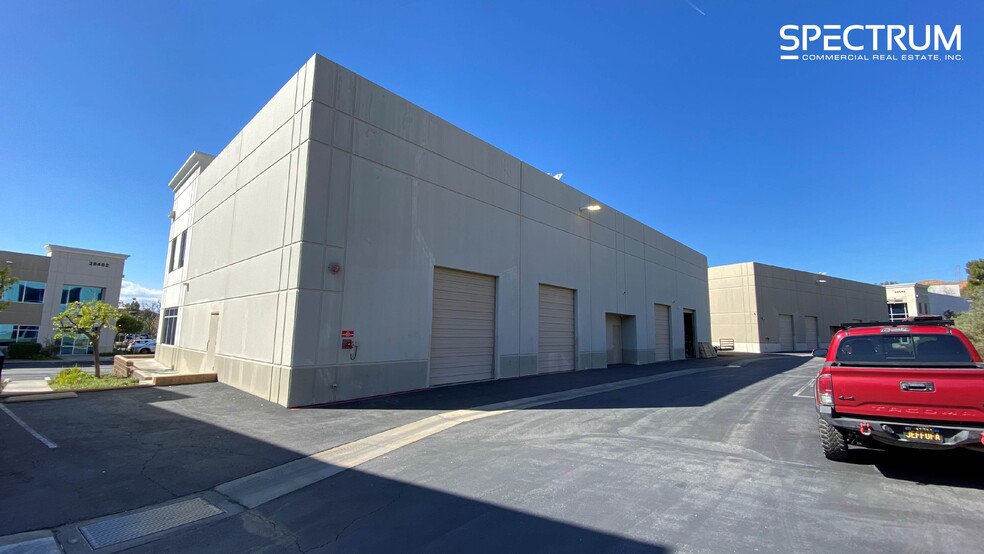 28522 Constellation Rd, Valencia, CA à louer - Photo de l’immeuble – Image 2 sur 11