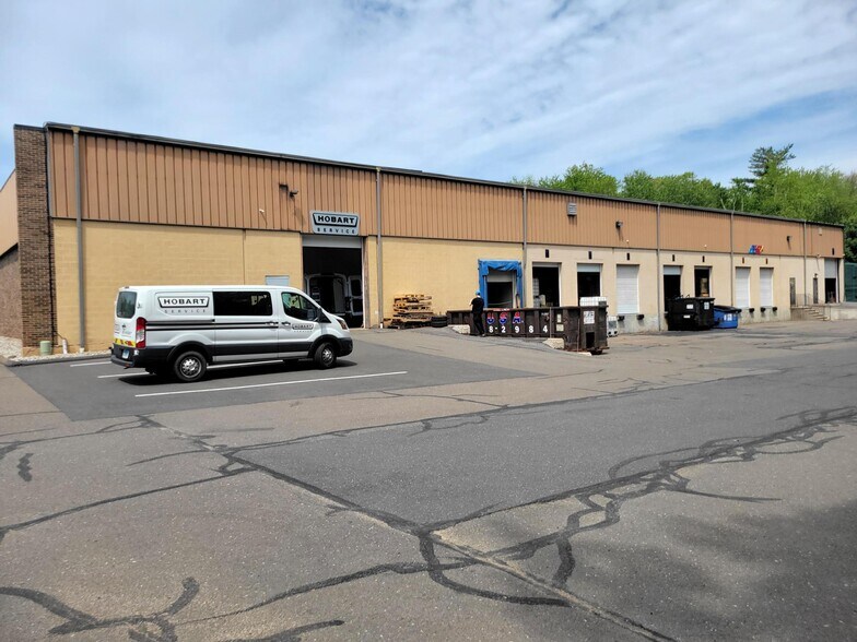 14 Airport Park Rd, East Granby, CT à louer - Photo de l’immeuble – Image 2 sur 11