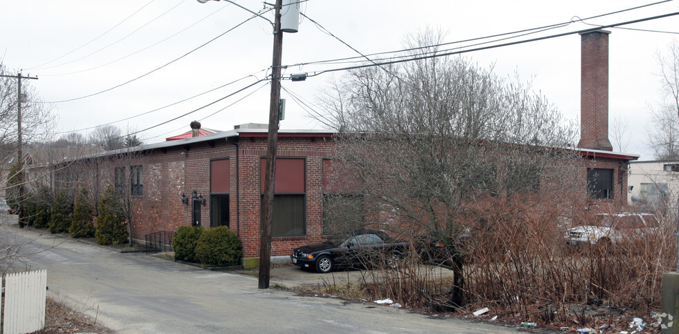 27 Meadow St, Warwick, RI à vendre - Photo principale – Image 1 sur 5
