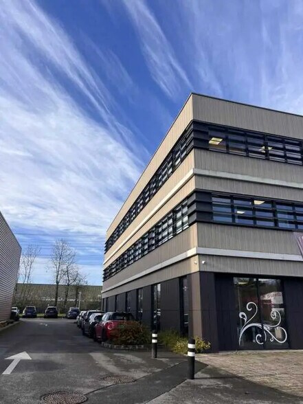 Bureau dans Bussy-Saint-Martin à louer - Photo de l’immeuble – Image 1 sur 1