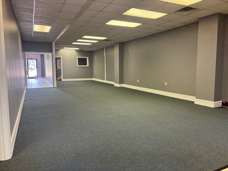 808 English Rd, High Point, NC à louer - Photo intérieure – Image 2 sur 5