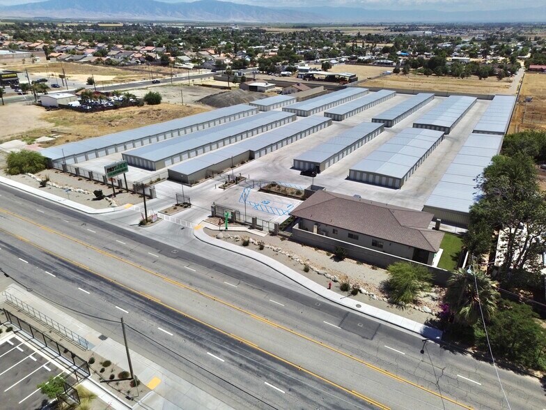 7979 Niles St, Bakersfield, CA à vendre - Photo principale – Image 1 sur 1
