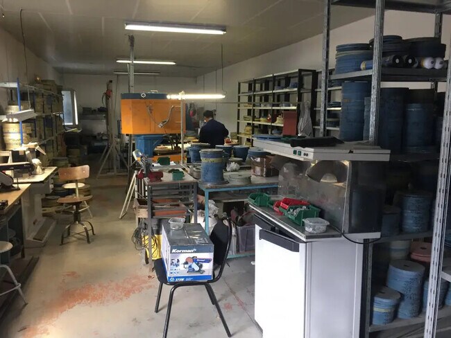 Plus de détails pour Local d'activités à louer