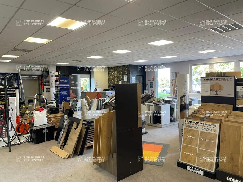 Local d’activités dans Ingré à louer - Photo de l’immeuble – Image 3 sur 7